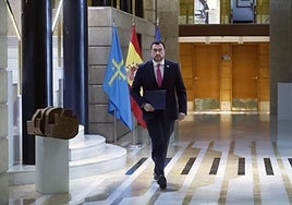 El presidente del Principado, Adrián Barbón, durante la rueda de prensa en la que ha anunciado que Eva Ledo será la nueva consejera de Educación.