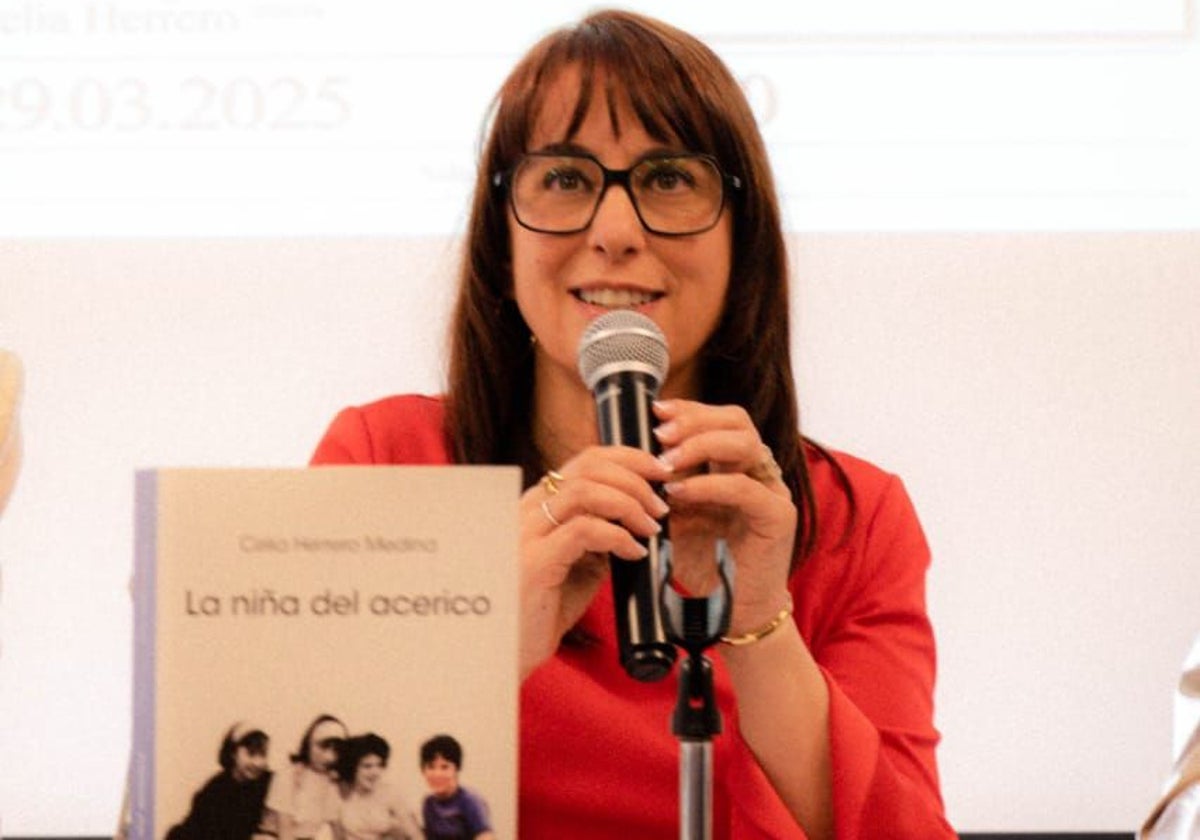 Celia Herrero Medina, presentando su nueva obra en el Ateneo de Madrid.