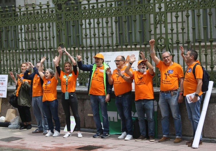 Representantes de los sindicatos de la enseñanza concertada en Asturias, encadenados en la Junta General.