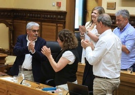 Los compañeros de Floro le dedicaron un cálido aplauso en su despedida como concejal del grupo socialista este miércoles, en el Pleno del Ayuntamiento de Gijón.