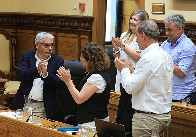 Los compañeros de Floro le dedicaron un cálido aplauso en su despedida como concejal del grupo socialista este miércoles, en el Pleno del Ayuntamiento de Gijón.
