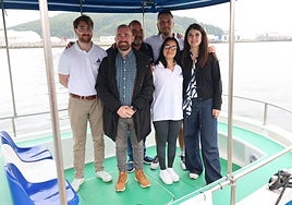Foto de grupo de la tripulación, con Nicolás Alonso, gestor del Espacio Portus, Mario Bada, propietario de la embarcación y responsable de los paseos, Mario Bada, Raquel Ruiz, concejala de Turismo, el patrón del barco Mario García y los marineros Alejandro Castelao y Dayana Mainés.