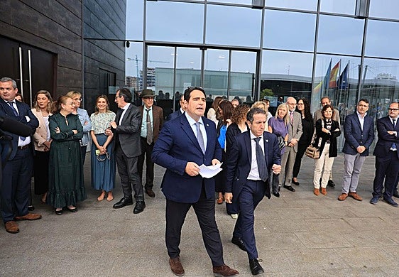 Concentración de jueces y fiscales a las puertas del Palacio de Justicia de Gijón.