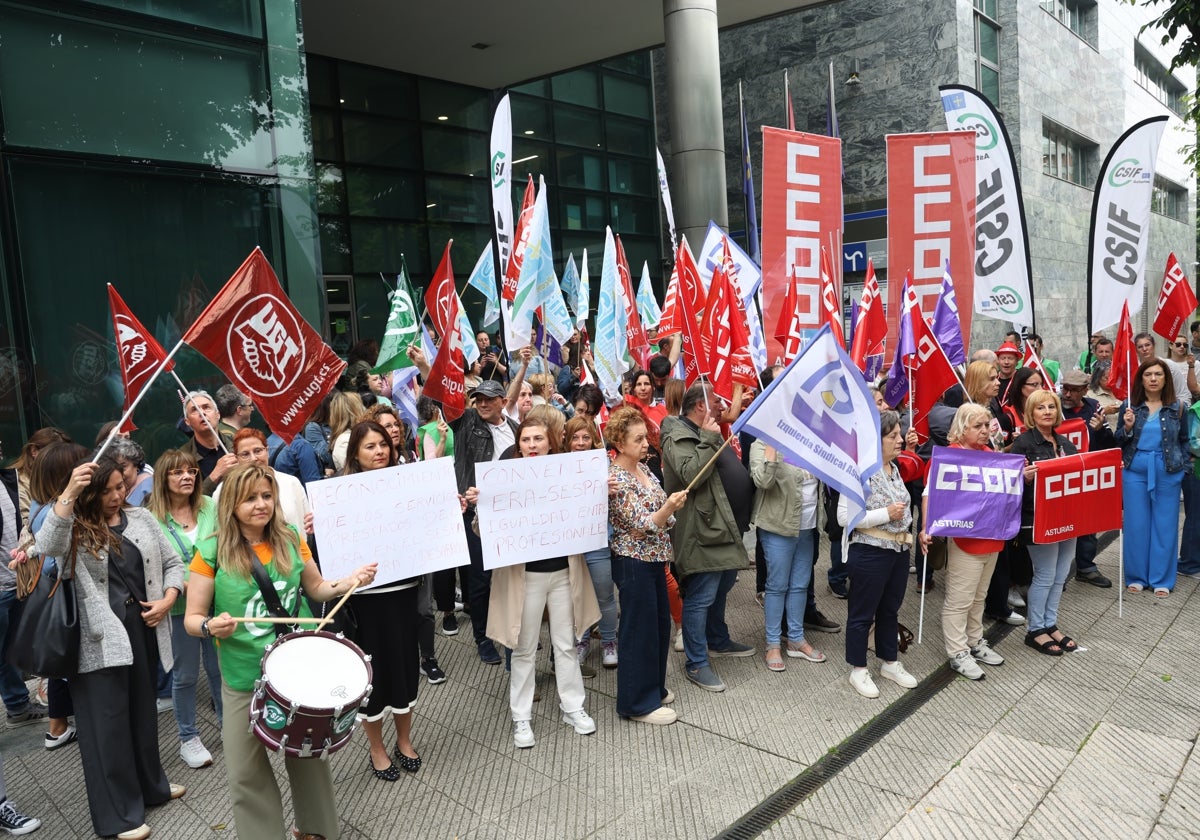 Un centenar de personas se concentró ante Hacienda para apoyar a los comités de empresa de ERA y Bienestar, encerrados en el edificio desde el pasado lunes.