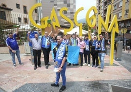 Los hosteleros de Gascona demuestran, unidos y con sidra, su apoyo al Real Oviedo.