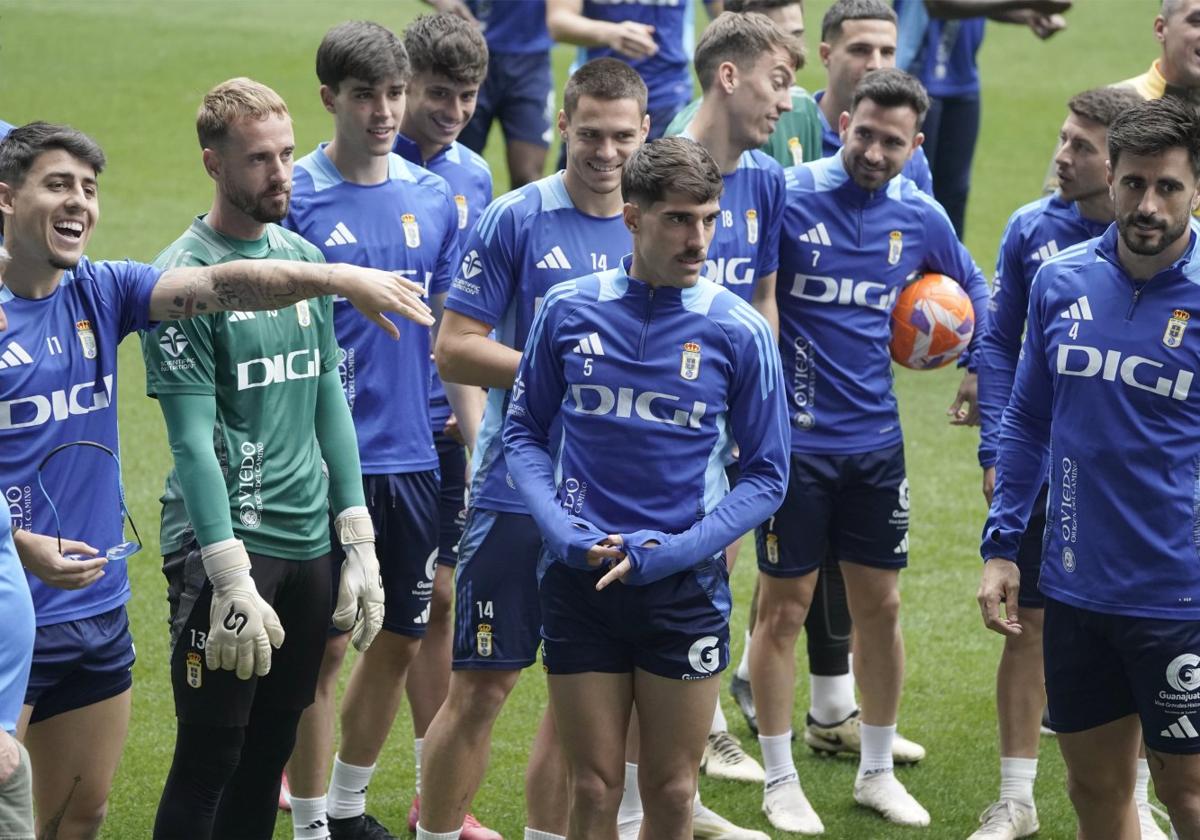 La plantilla del Real Oviedo bromea al comienzo del entrenamiento de ayer con el 'goleador' Nacho Vidal en el centro de la imagen.