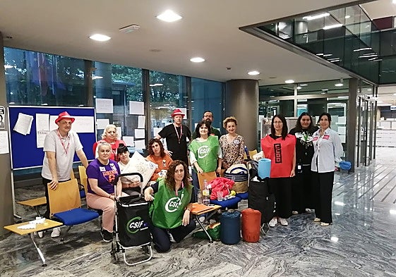 Imagen de los representantes sindicales del ERA y de la consejería en su segunda noche de encierro en la sede de Hacienda