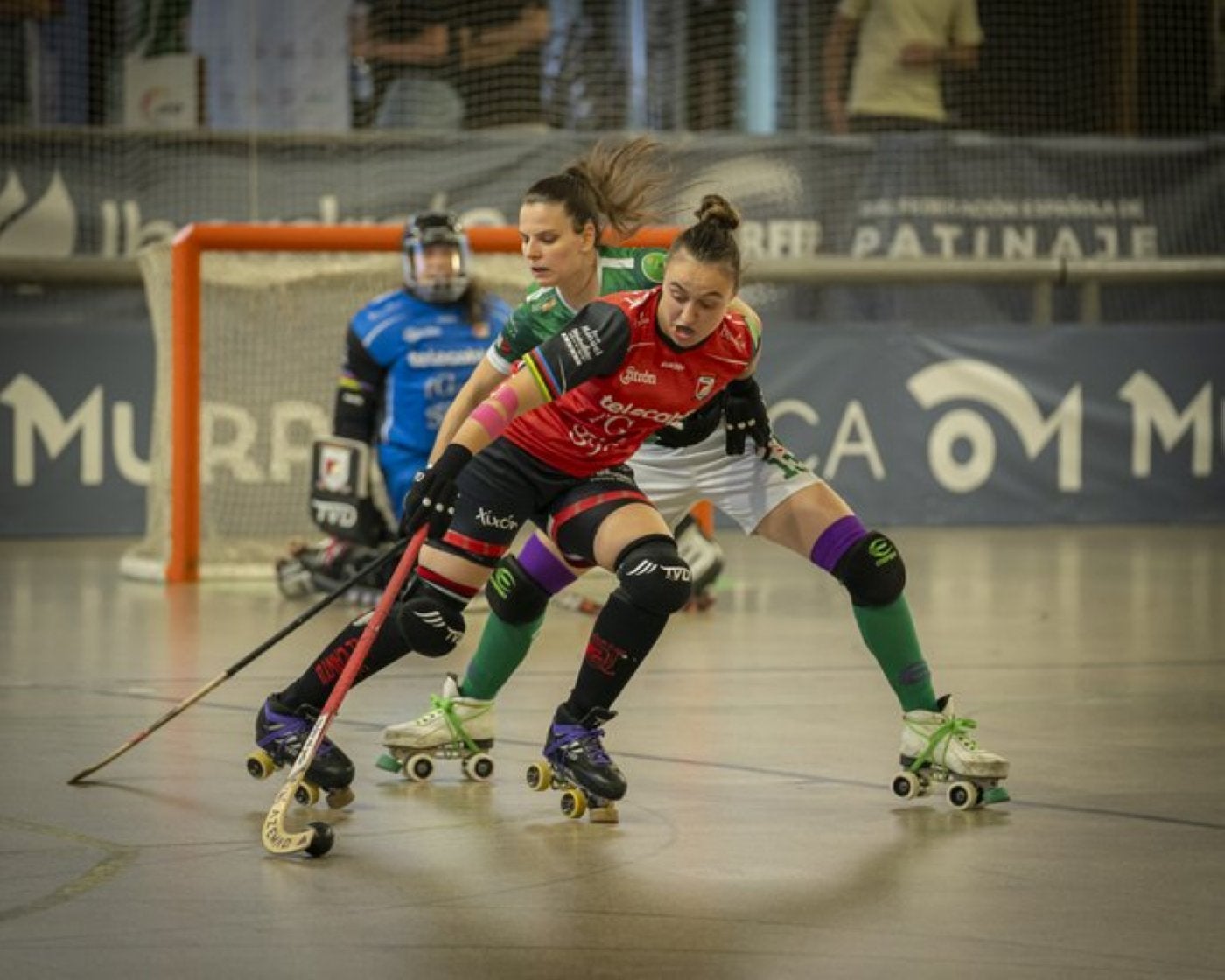 Sara Roces, que jugará la próxima temporada en el Benfica, protege la bola ante una rival.