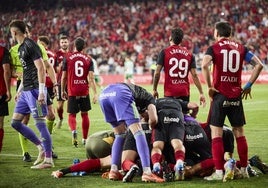 Los jugadores del Mirandés celebran uno de goles ante el Racing de Santander.