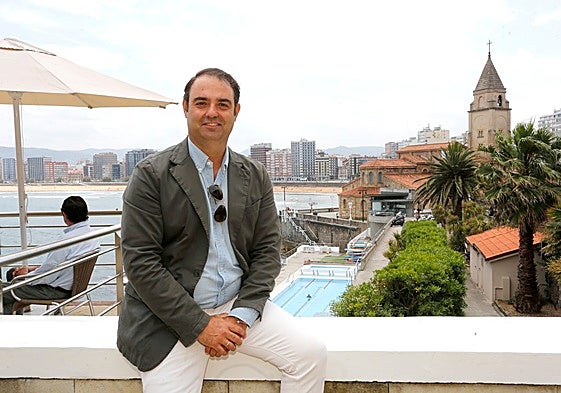 Carlos Zúñiga hijo en el Club de Regatas, con la iglesia de San Pedro a sus espaldas.