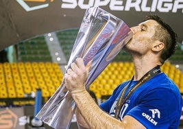 Abel Serdio, Fundavi de Honor 2025, besa la copa de campeón de la Liga polaca con el Wisla Plock.