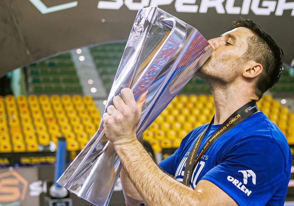 Abel Serdio, Fundavi de Honor 2025, besa la copa de campeón de la Liga polaca con el Wisla Plock.