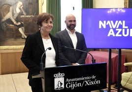Carmen Moriyón y Jesús Martínez Salvador, este jueves, en el salón de recepciones municipal, durante la rueda de prensa para hablar de Naval Azul.