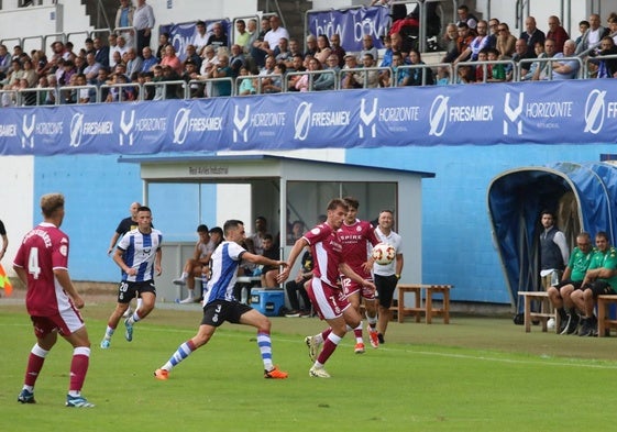 Una jugada del Real Avilés-Cultural Leonesa de la pasada pretemporada en el Suárez Puerta.
