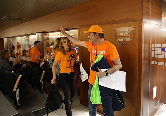 Representantes de la educación concertada fueron desalojados de la Junta General esta mañana.