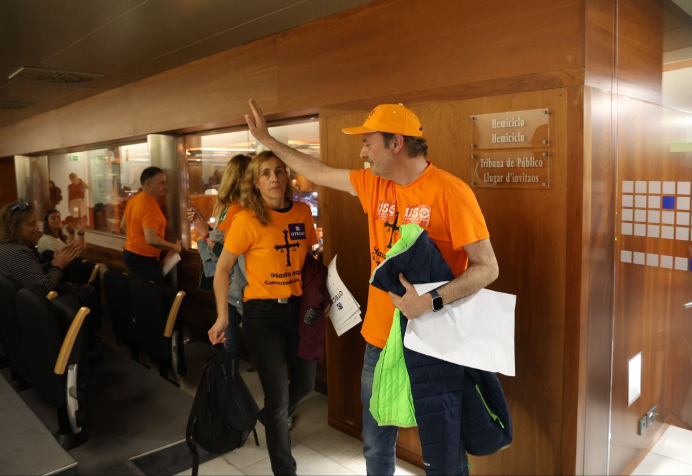 Representantes de la educación concertada fueron desalojados de la Junta General esta mañana.