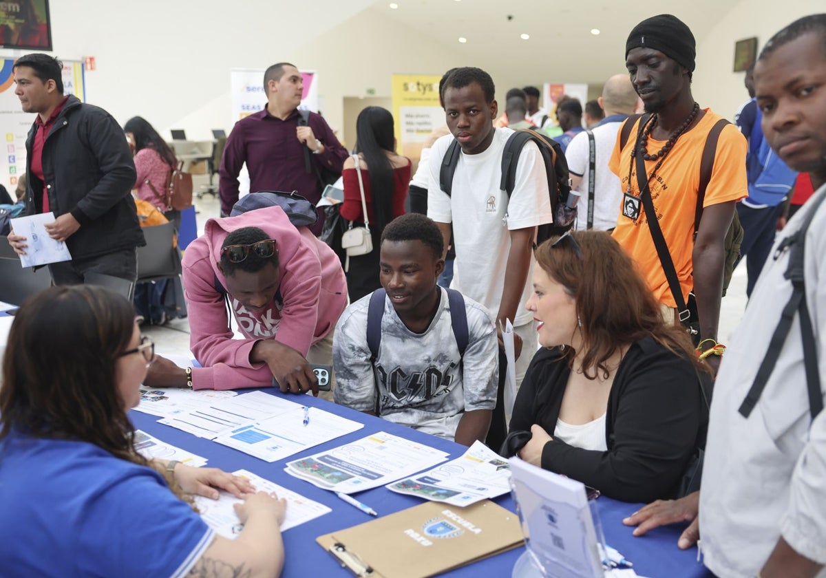Un grupo de jóvenes inmigrantes en uno de los estand.