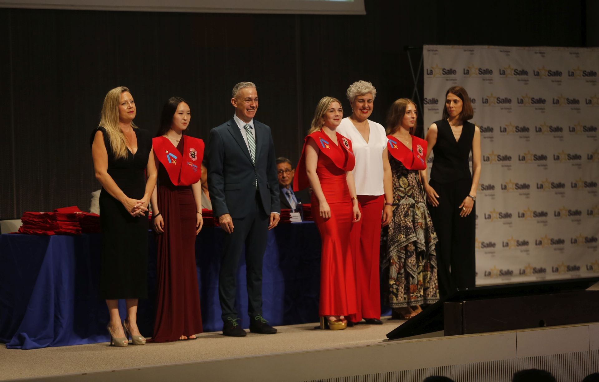 Emoción, alegría y mucha ilusión: los alumnos del IES Laboral y el San Eutiquio se gradúan