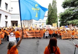 Los manifestantes, esta mañana en la Plaza de España de Oviedo.