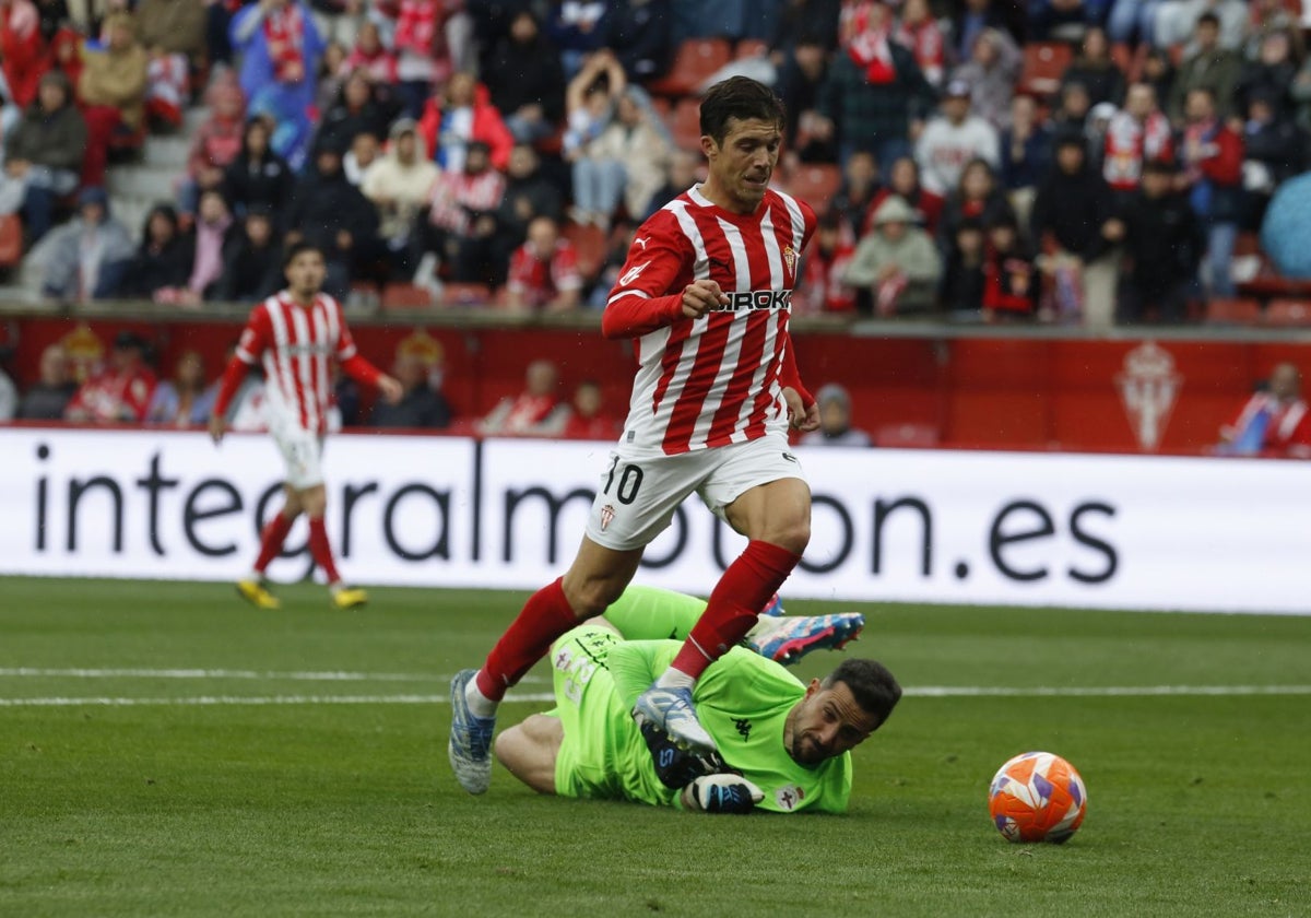 Nacho Méndez supera al portero Helton, del Deportivo.