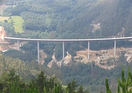 La obra de la A-63 en el tramo Salas-La Espina, salpicada por la trama Koldo.