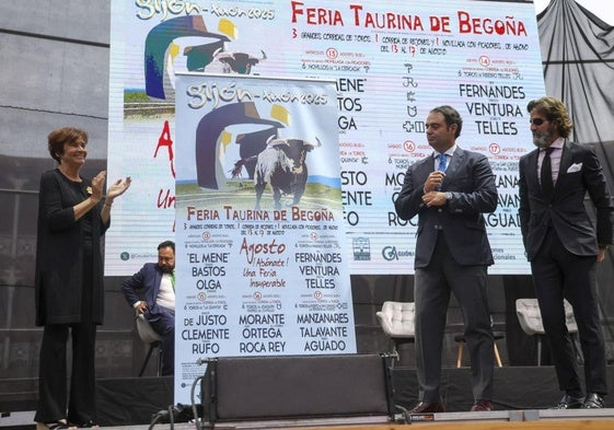 Zúñiga hijo, José Germán Estela, Carmen Moriyón y Padilla durante el descubrimiento de los carteles de la Feria de Begoña de este año.