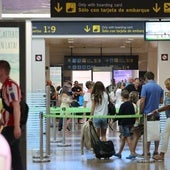 Los pasajeros pasan por el filtro de control del aeropuerto de Asturias.