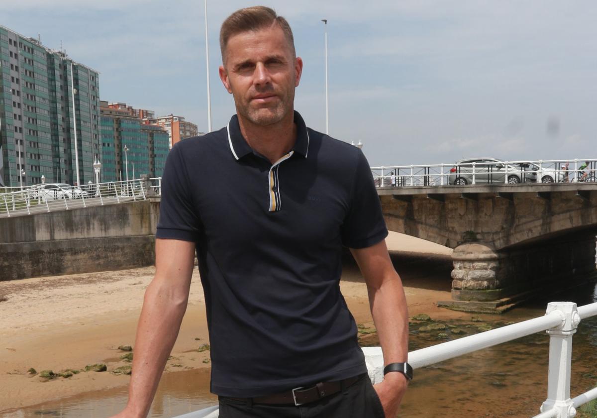 Isma Piñera, exentrenador del Sporting Juvenil de División de Honor y exjugador, en Gijón.