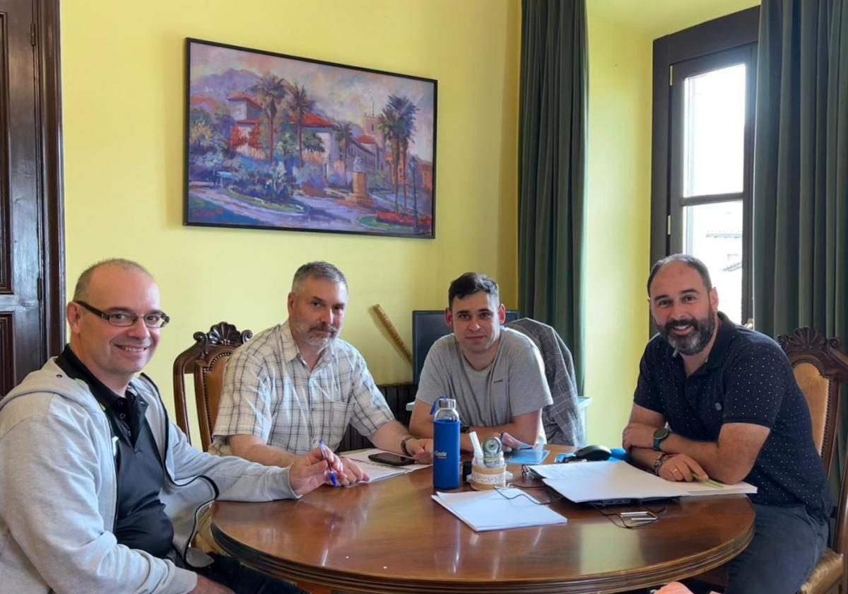 El alcalde, David Álvarez, junto a miembros de la Federación, jugadores y el monitor de la escuela .