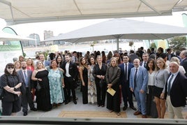 En el Bellavista. Organizadores y asistentes a la cena de gala recuperada por la Asociación Española Contra el Cáncer (AECC) de Gijón, con su presidenta, Teresa Sánchez, en el centro.