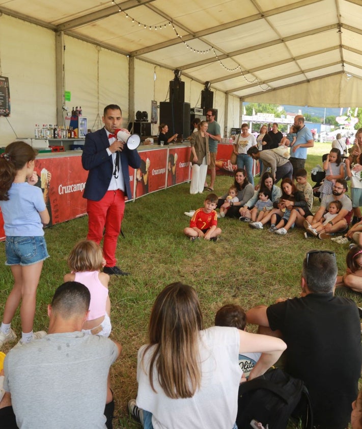Imagen secundaria 2 - Arriba, el pregón de Marisina Picate (interpretado por Pedro Durán) en Nuevo Roces. Abajo, dos momentos del espectáculo Peque Magia en Cabueñes