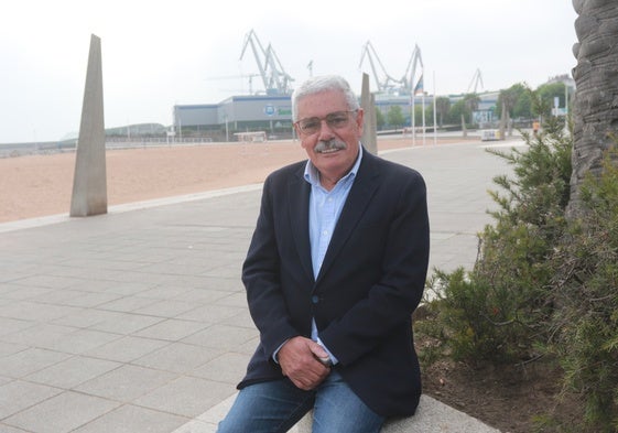 Floro, sentado en un banco, con el paseo de El Arbeyal a sus espaldas.