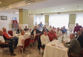 Jugadores, miembros del cuerpo técnico y directivos de aquel Ensidesa de 1975 se reunieron para celebrar el 50 aniversario del ascenso.