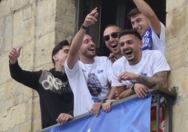 Eric Callís, abajo a la derecha, eufórico en la celebración del ascenso en el Ayuntamiento.