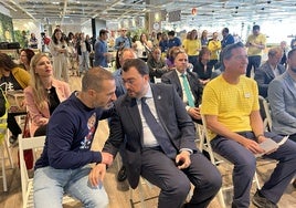 El alcalde de Siero, Ángel García, 'Cepi', conversa con el presidente del Principado, Adrián Barbón, en el acto del vigésimo aniversario de Ikea, con el director del establecimiento, Eduardo Díaz, a la derecha de la imagen.