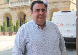 El concejal de Tráfico, Pelayo Barcia, en la plaza Mayor.