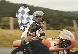Reválida. Granda celebra sobre su BMW R90s su segundo triunfo en la prueba de Punk's Peak Sprint Race de Jaizkibel.