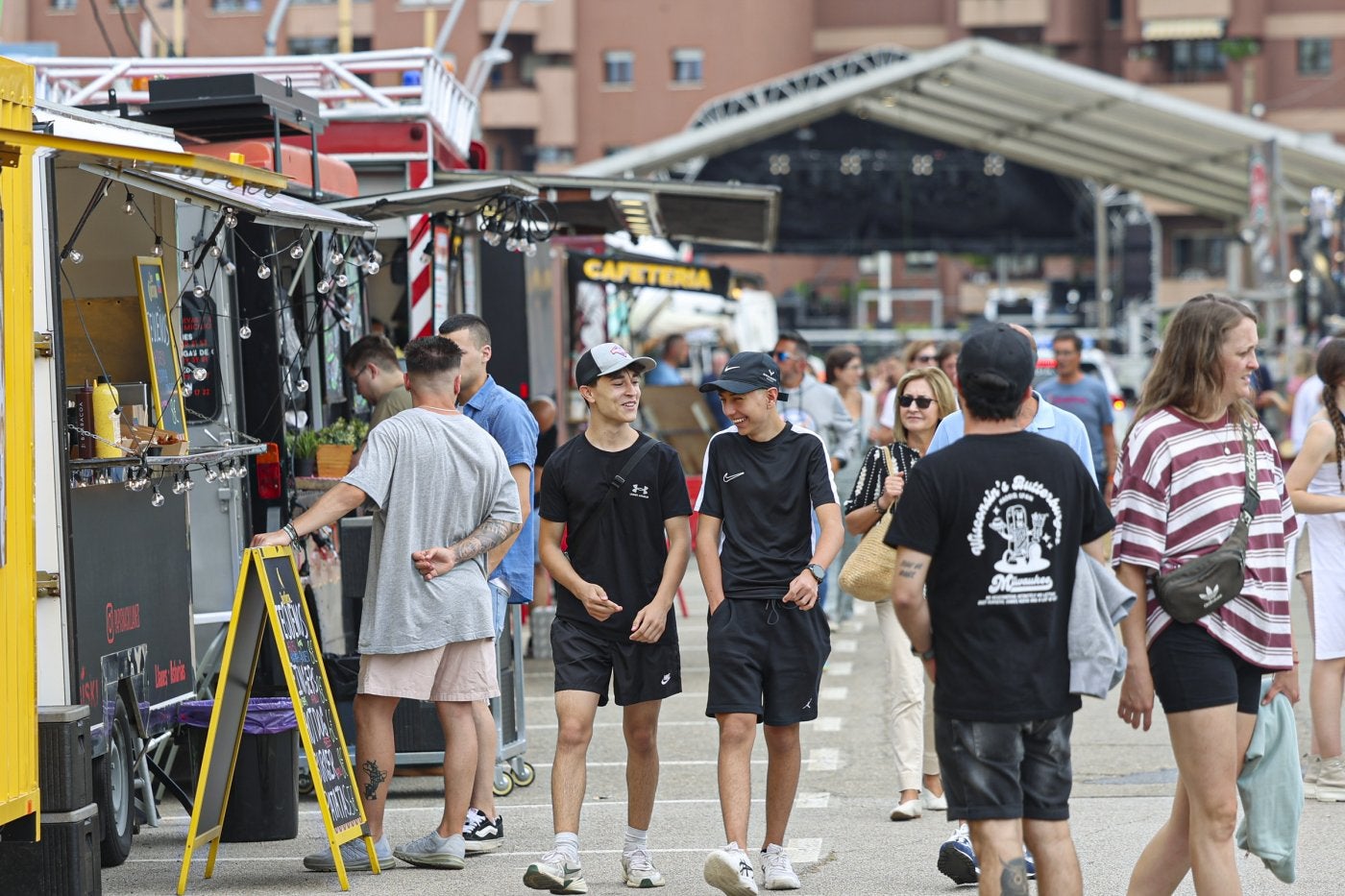 El área de las 'foodtrucks' del Longboard el año pasado en Salinas.