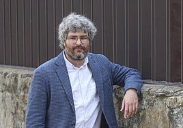 Ícaro Obeso Muñiz, en el exterior del Centro de Servicios Universitarios de Avilés.