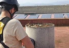 Juan José Fraga preparando el material para retirar los dos huevos y el nido de la Casa del Mar.