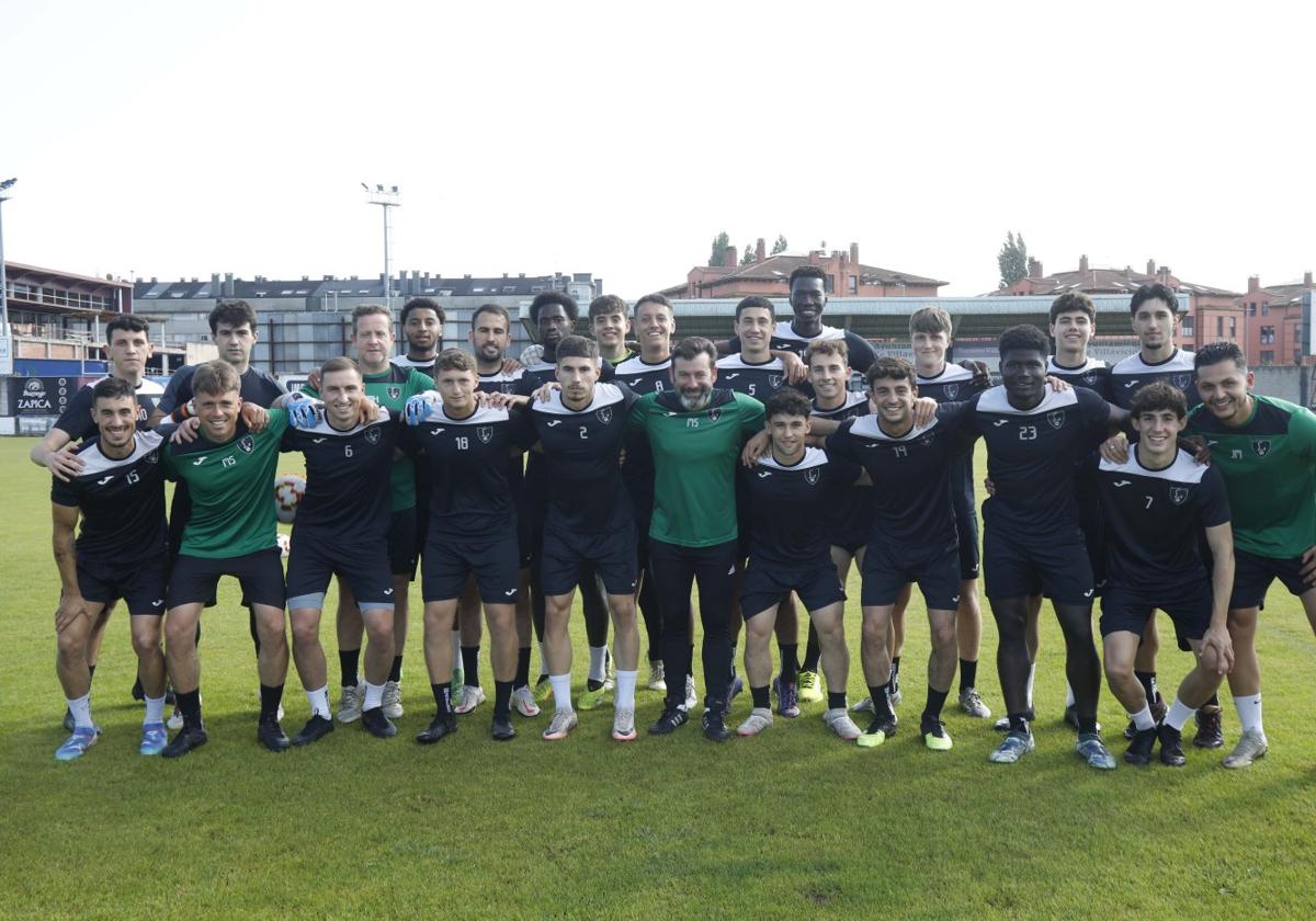 La plantilla del Lealtad con el técnico Luis Arturo, en el centro.