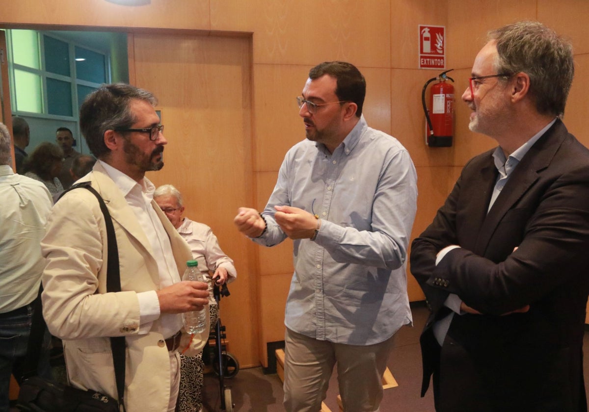 Adrián Barbón conversa con el filósofo Sixto Castro y el sociólogo Fernando Vidal.