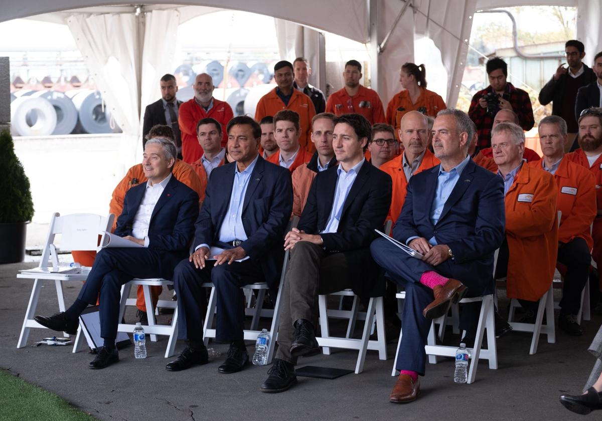 El presidente de Arcelor, Lakshmi Mittal, y el primer ministro de Canadá de entonces, Justin Trudeau, ambos en el centro, en la colocación de la primera piedra del proyecto de DRI en la planta de Dofasco, en Canadá, en 2022.