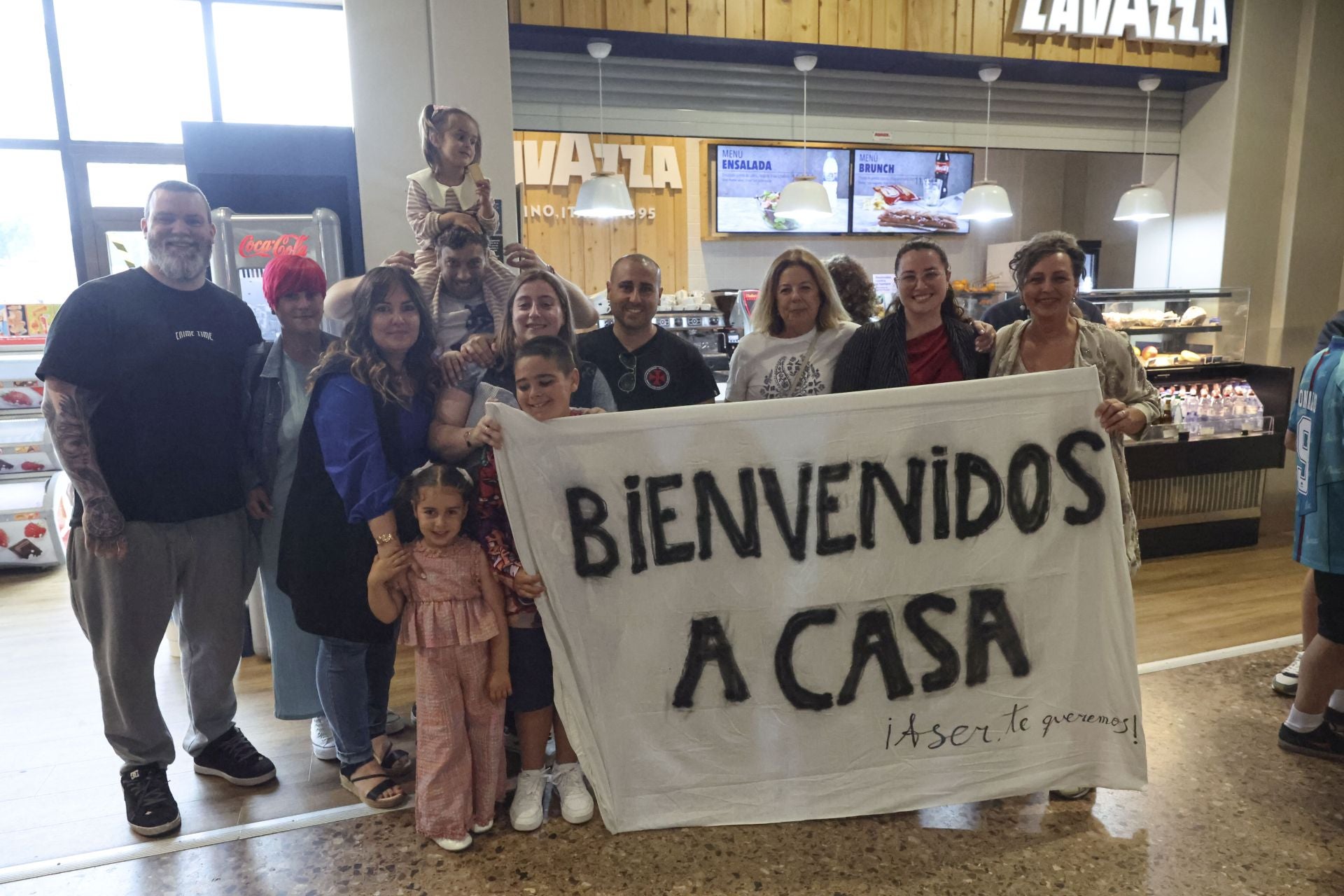 Fotos: Lágrimas y abrazos en un día de recibimientos en el aeropuerto a los militares de Cabo Noval