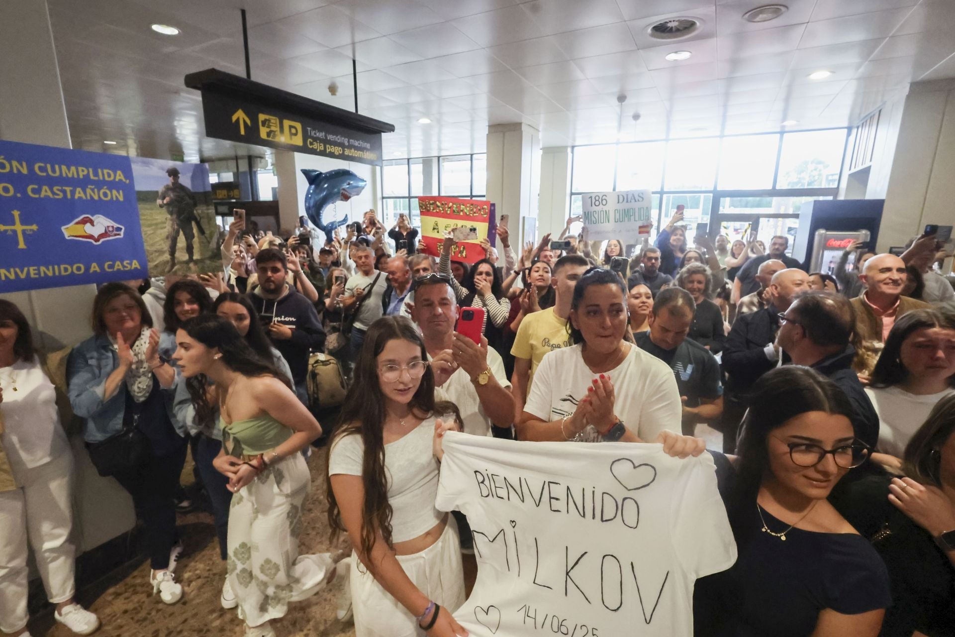 Fotos: Lágrimas y abrazos en un día de recibimientos en el aeropuerto a los militares de Cabo Noval