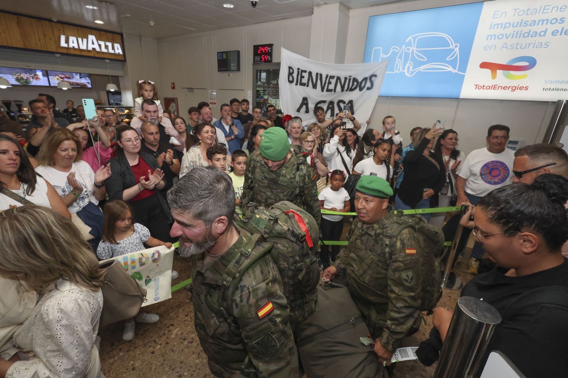 Fotos: Lágrimas y abrazos en un día de recibimientos en el aeropuerto a los militares de Cabo Noval