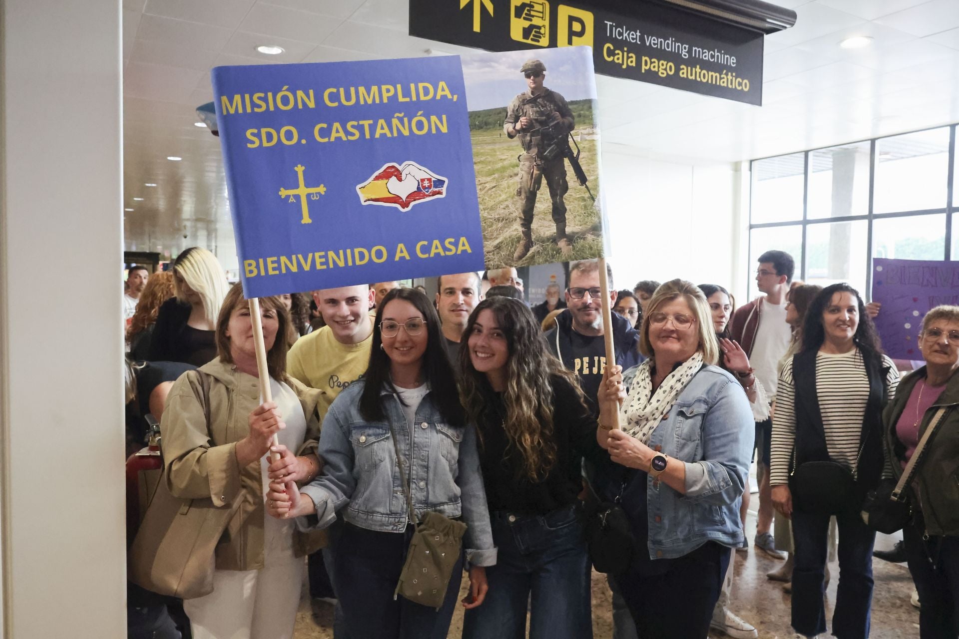 Fotos: Lágrimas y abrazos en un día de recibimientos en el aeropuerto a los militares de Cabo Noval