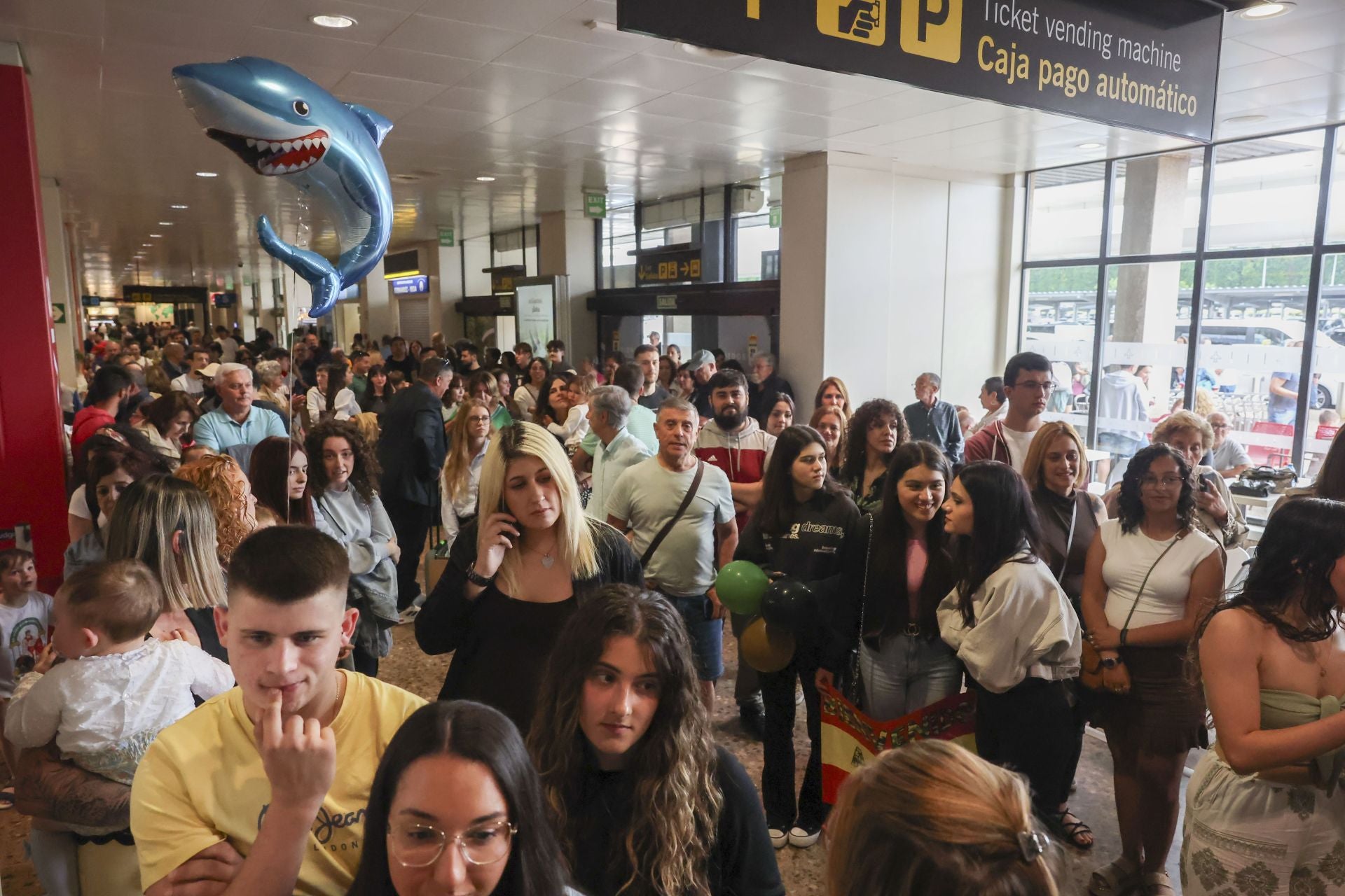 Fotos: Lágrimas y abrazos en un día de recibimientos en el aeropuerto a los militares de Cabo Noval