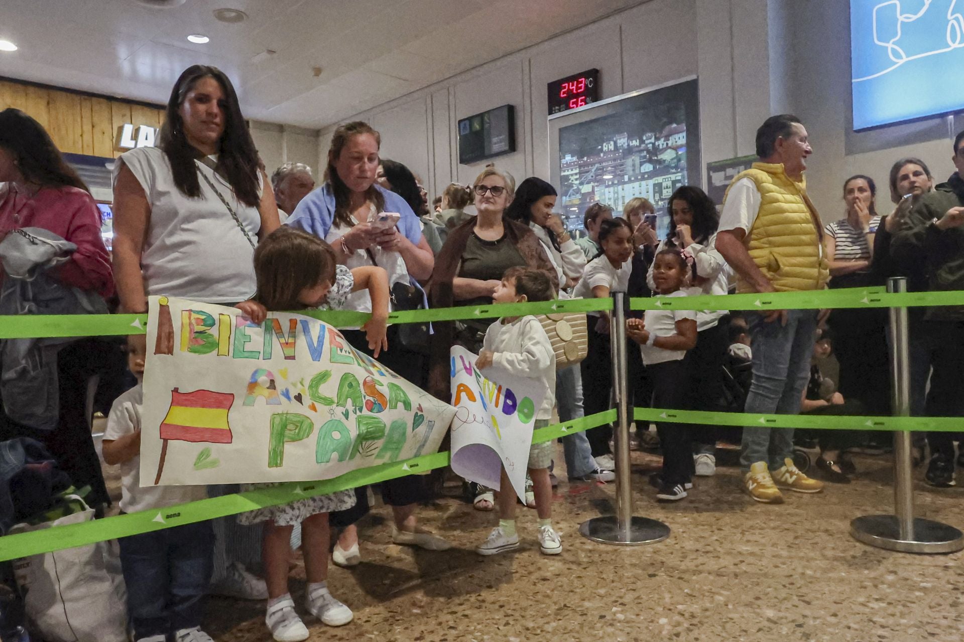 Fotos: Lágrimas y abrazos en un día de recibimientos en el aeropuerto a los militares de Cabo Noval