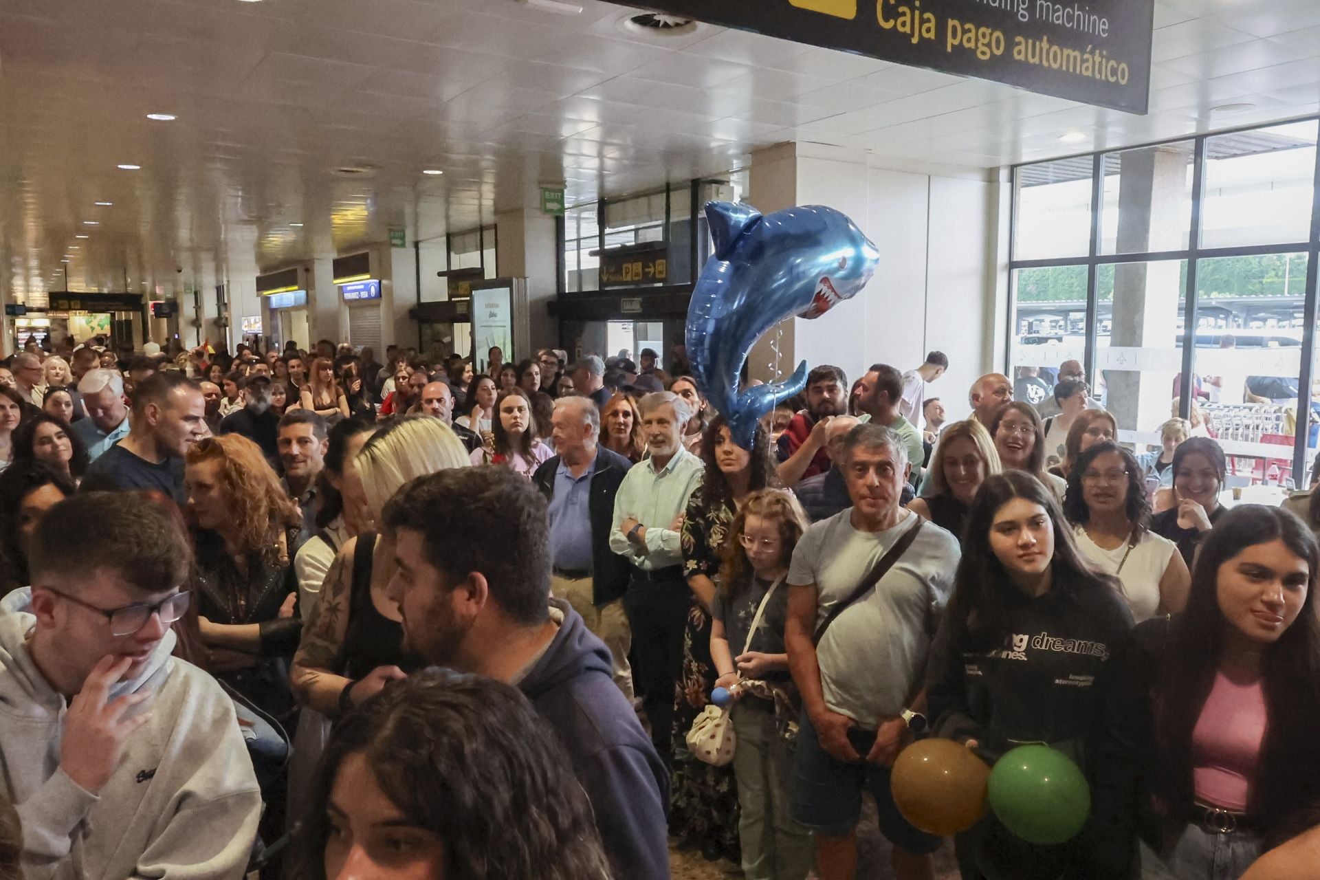 Fotos: Lágrimas y abrazos en un día de recibimientos en el aeropuerto a los militares de Cabo Noval